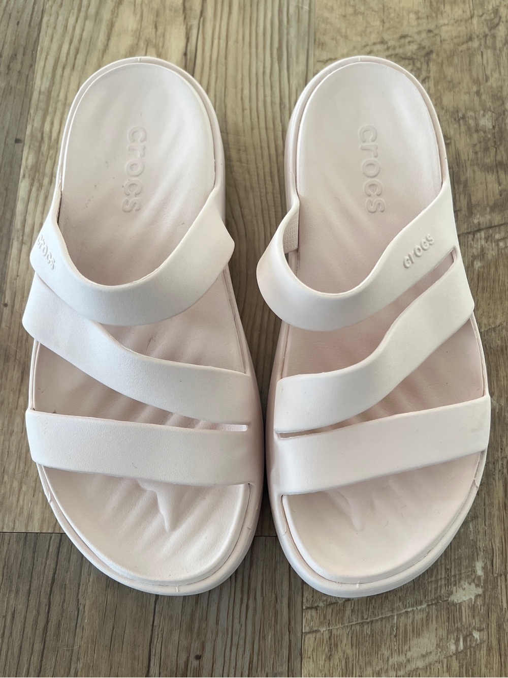 CROCS Women’s Getaway Strappy sandals in Quartz